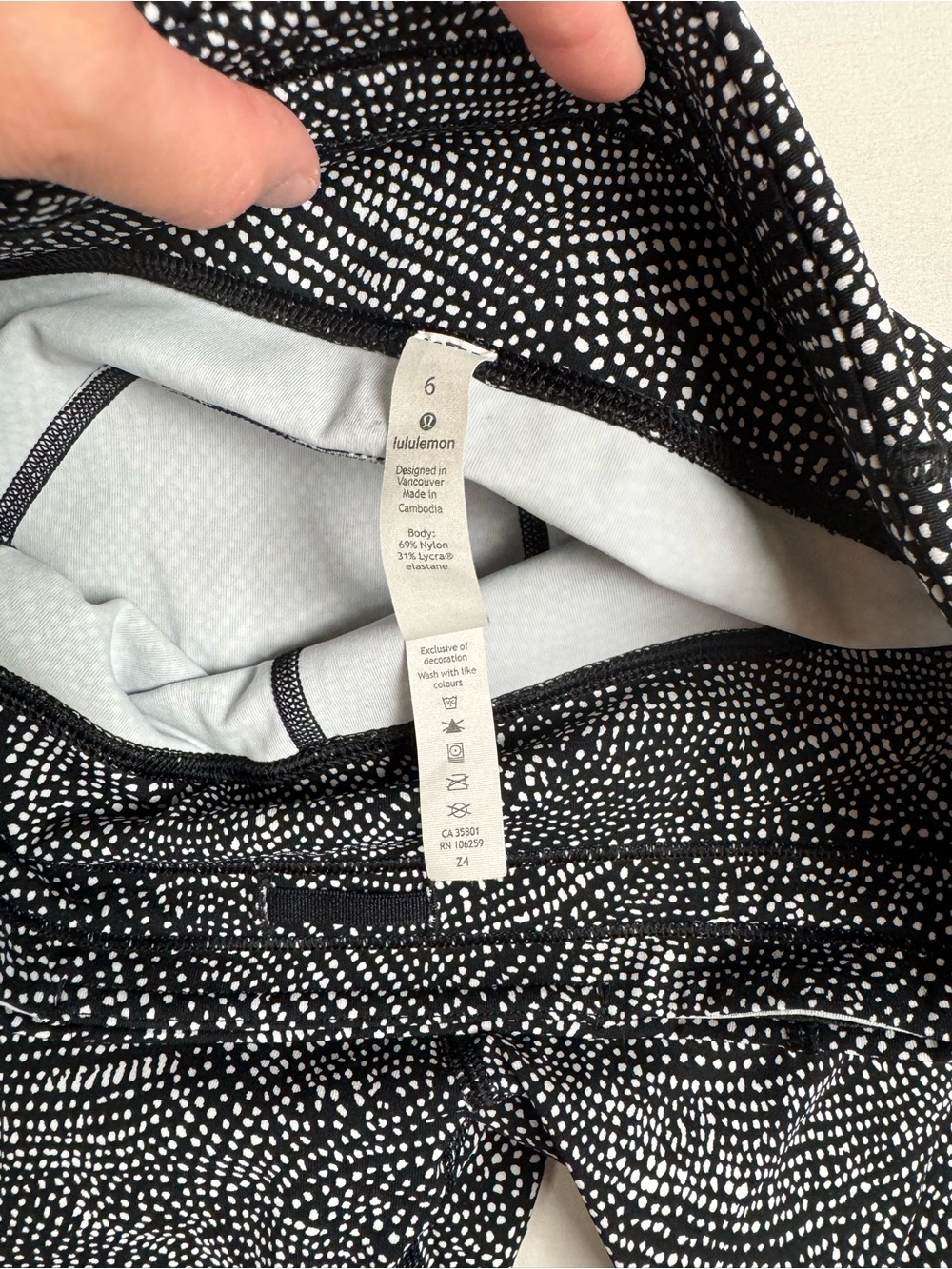 Lululemon Time To Sweat Crop *23" Free Spirit Alpine White Black Women’s 6 - Picture 6 of 6